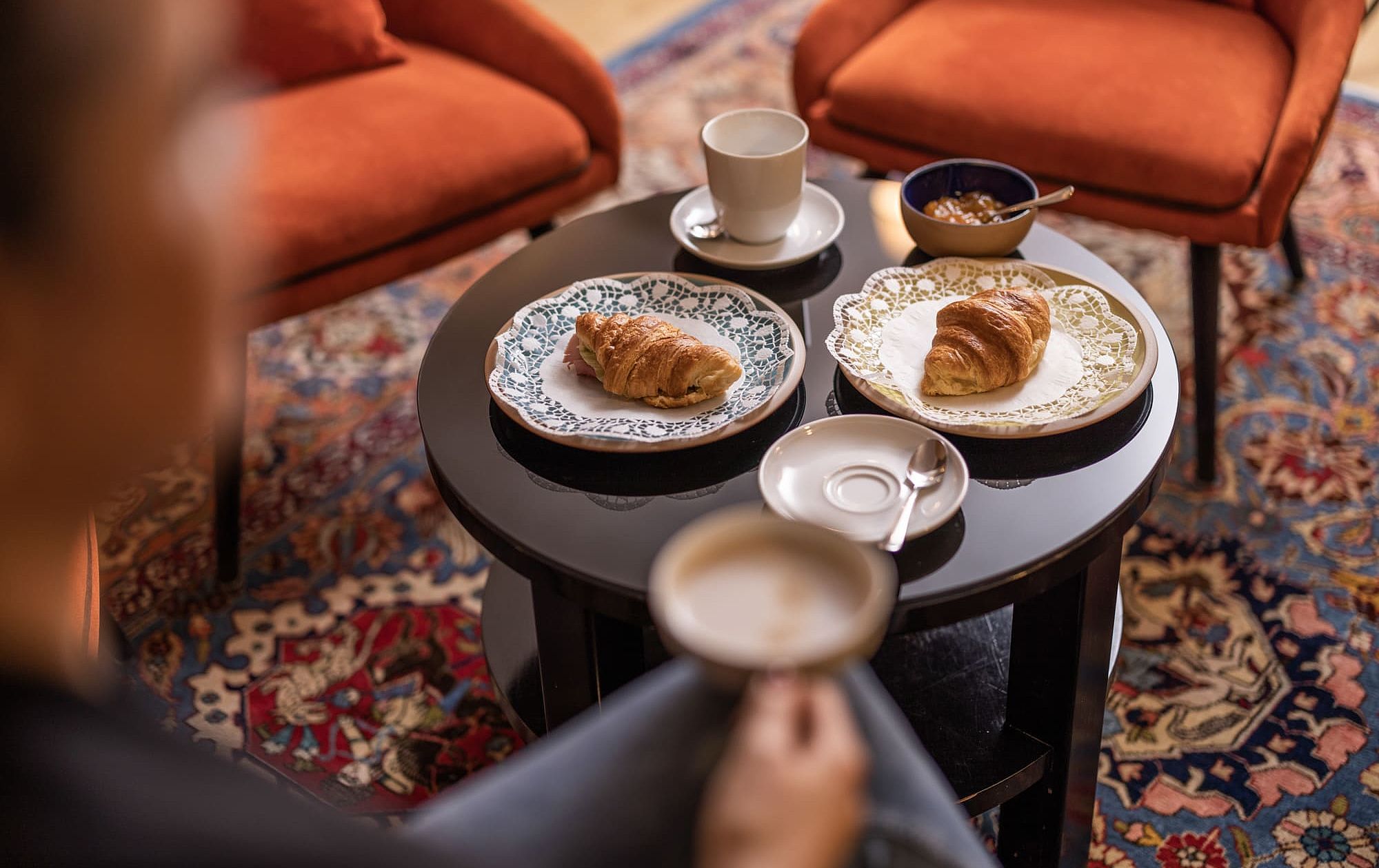 [Translate to Englisch:] Frühstück mit Kaffee und Croissants in der Amadeus Hotellounge in Salzburg