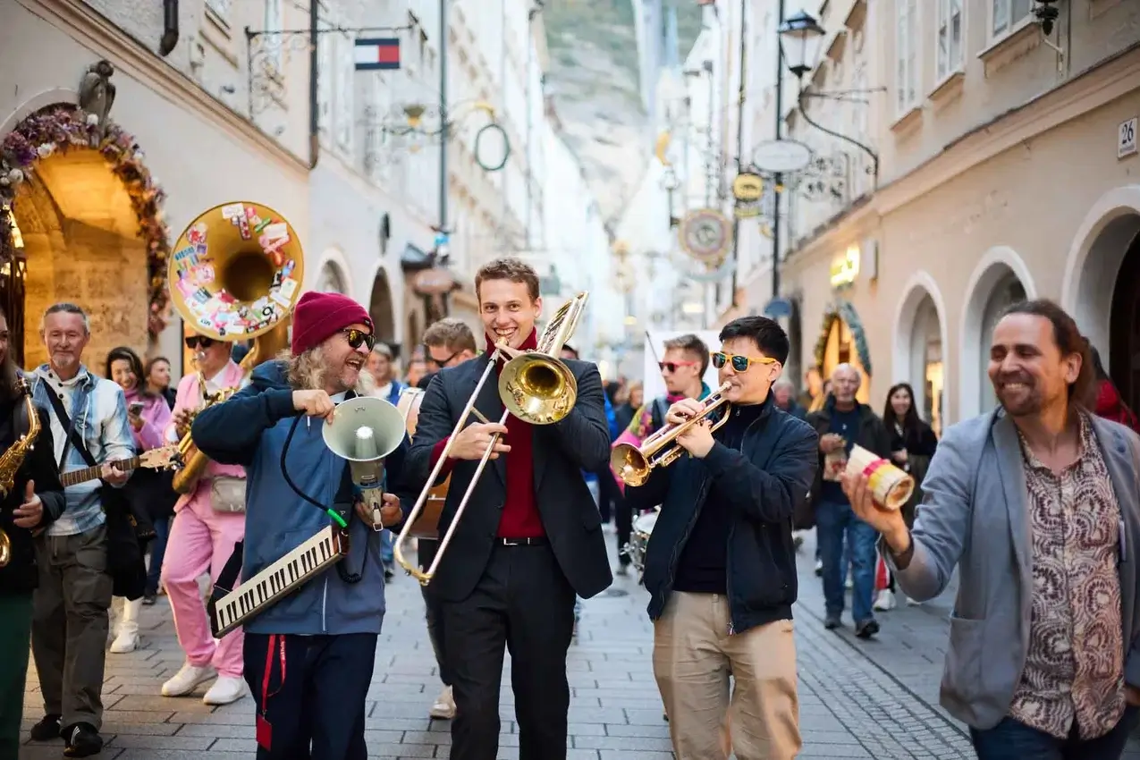 Marching band of the Mozarteum in Getreidegasse – musical parade in the heart of Salzburg.