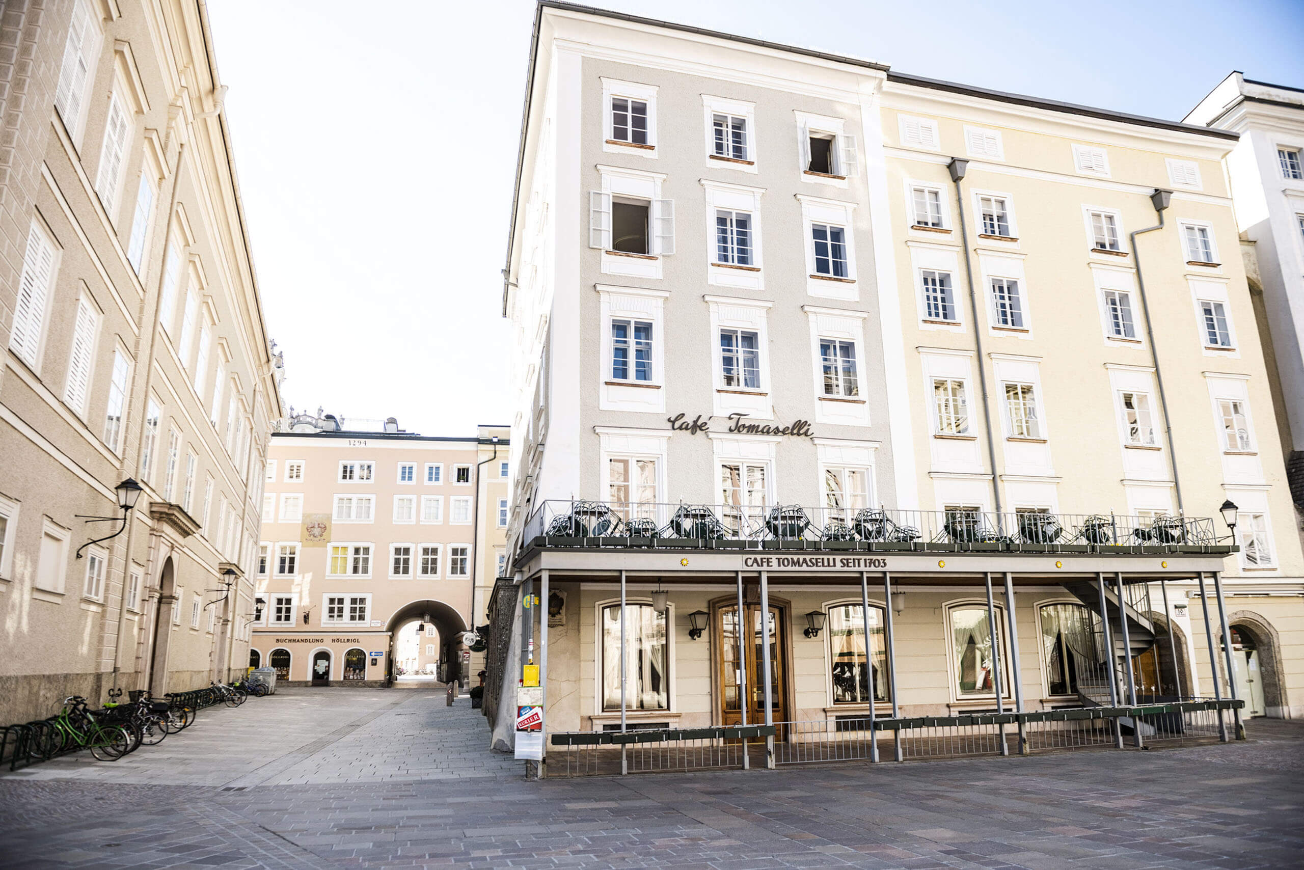 Im traditionellen Kaffeehaus Tomaselli kann man seit über 150 Jahren Kaffee genießen. Die Plätze auf der Dachterrasse sind heiß begehrt.