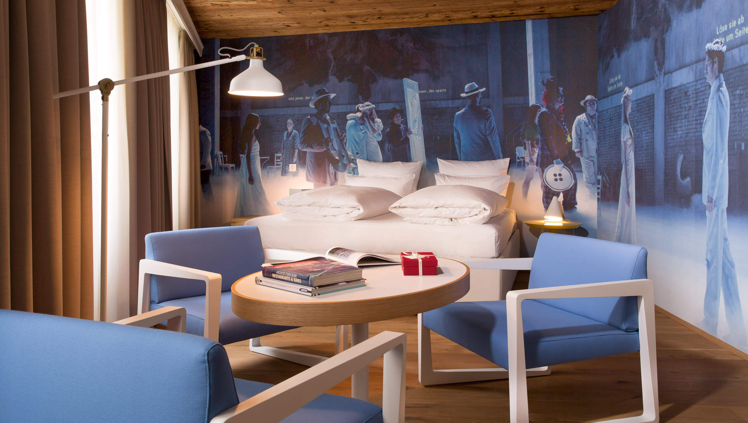 Altstadthotel Goldgasse mit einzigartigen Motiven der Salzburger Festspiele.