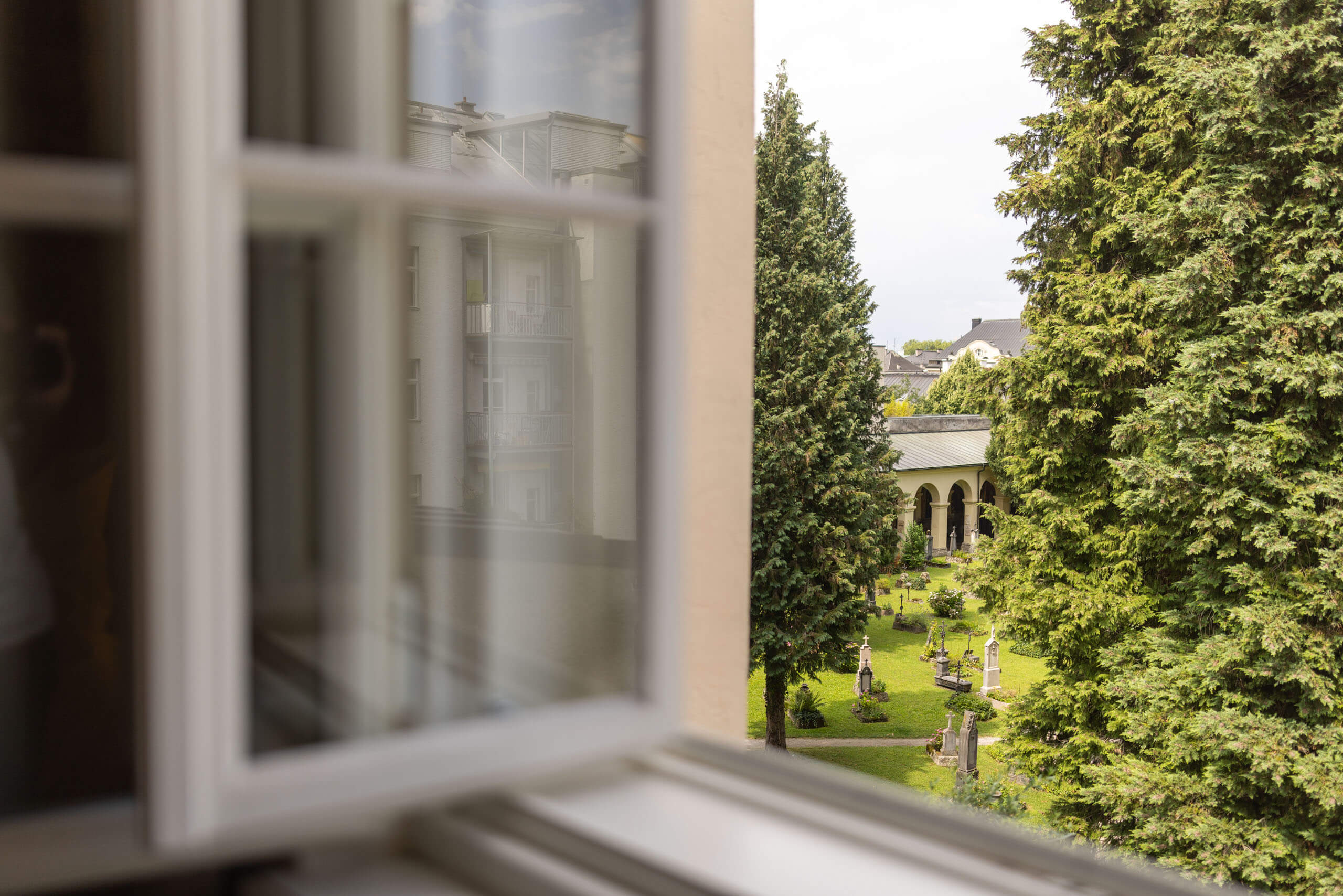 Malerischer Blick aus dem Hotelzimmer auf den idyllischen Sebastiansfriedhof in Salzburg.
