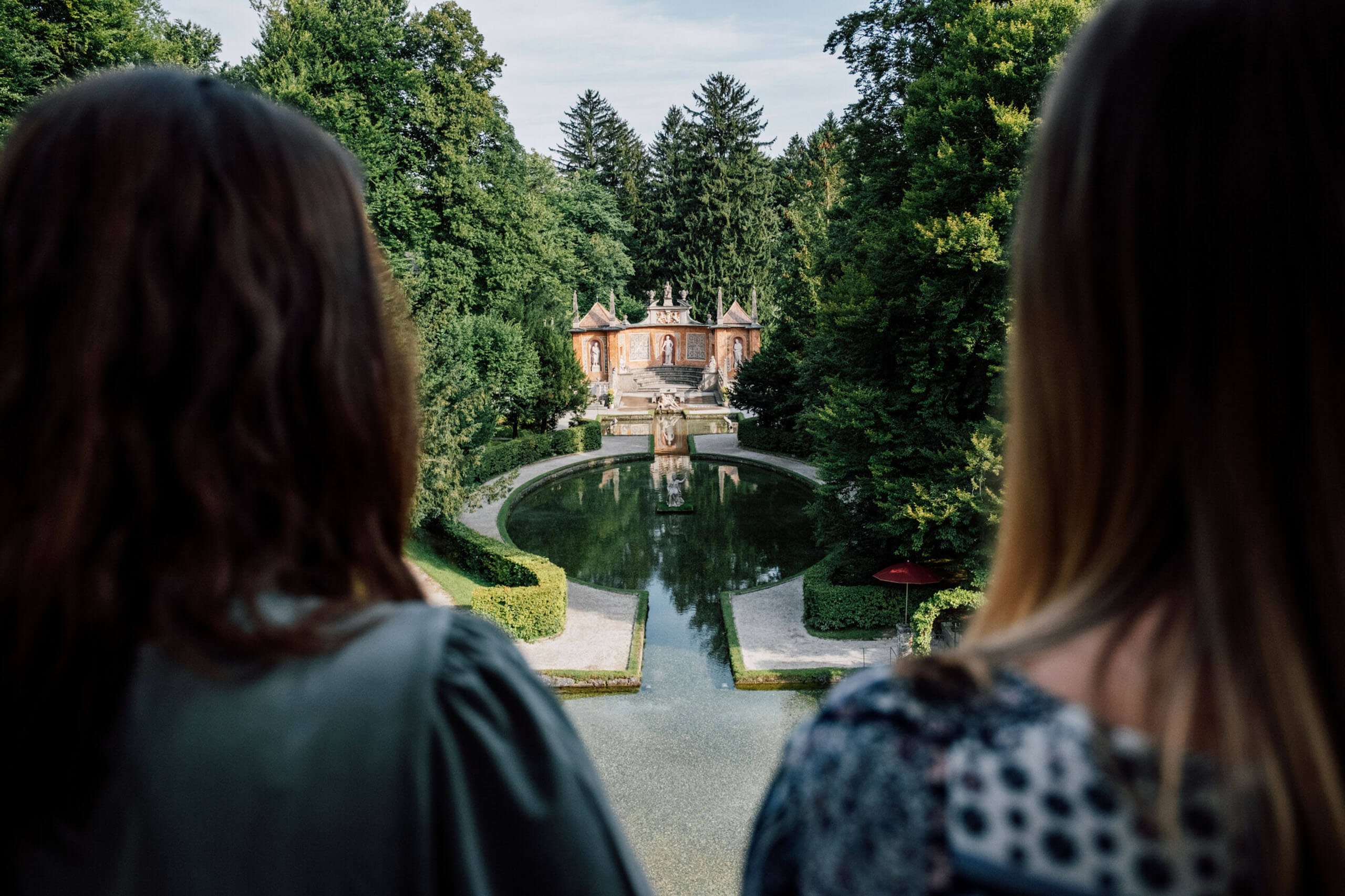 Besucher erleben die Wasserspiele bei Schloss Hellbrunn in Salzburg – ein beliebtes Ausflugsziel mit überraschenden Fontänen.