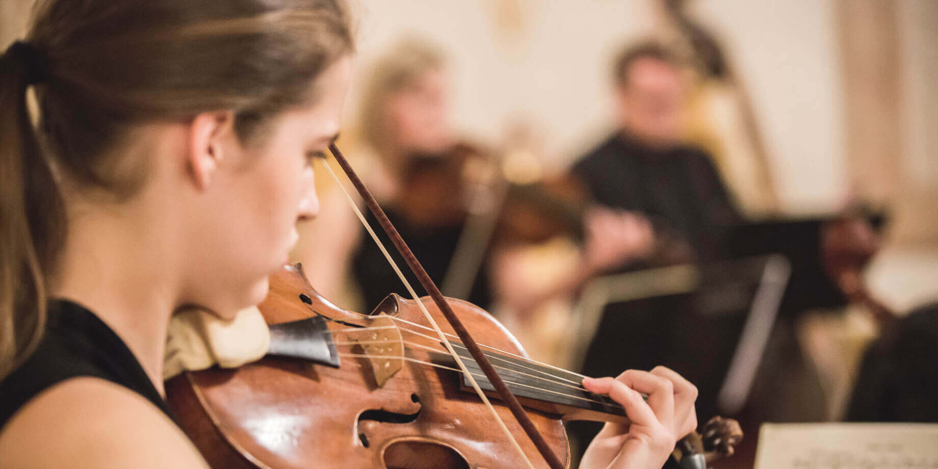 Dettaglio di una violinista – emozione e arte ai concerti del castello.