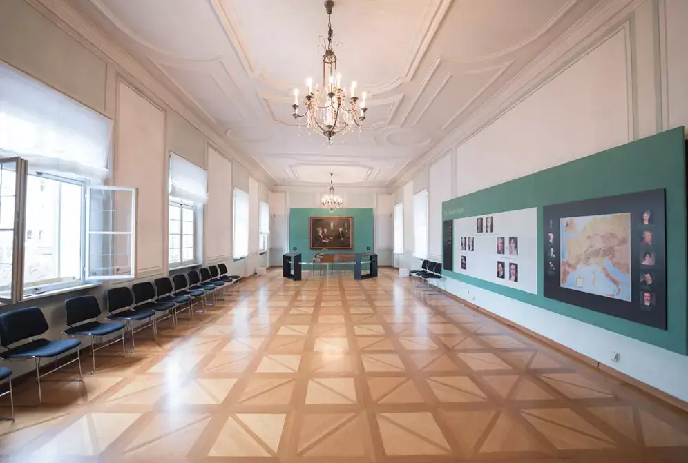 Innenansicht von Mozarts Wohnhaus in Salzburg mit historischen Möbeln und Ausstellungsstücken.