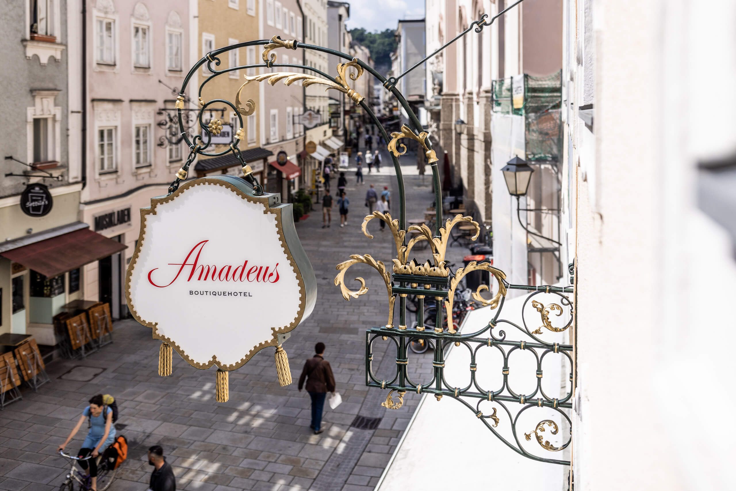 Elegantes Eingangsschild des Hotel Amadeus an der Linzergasse.