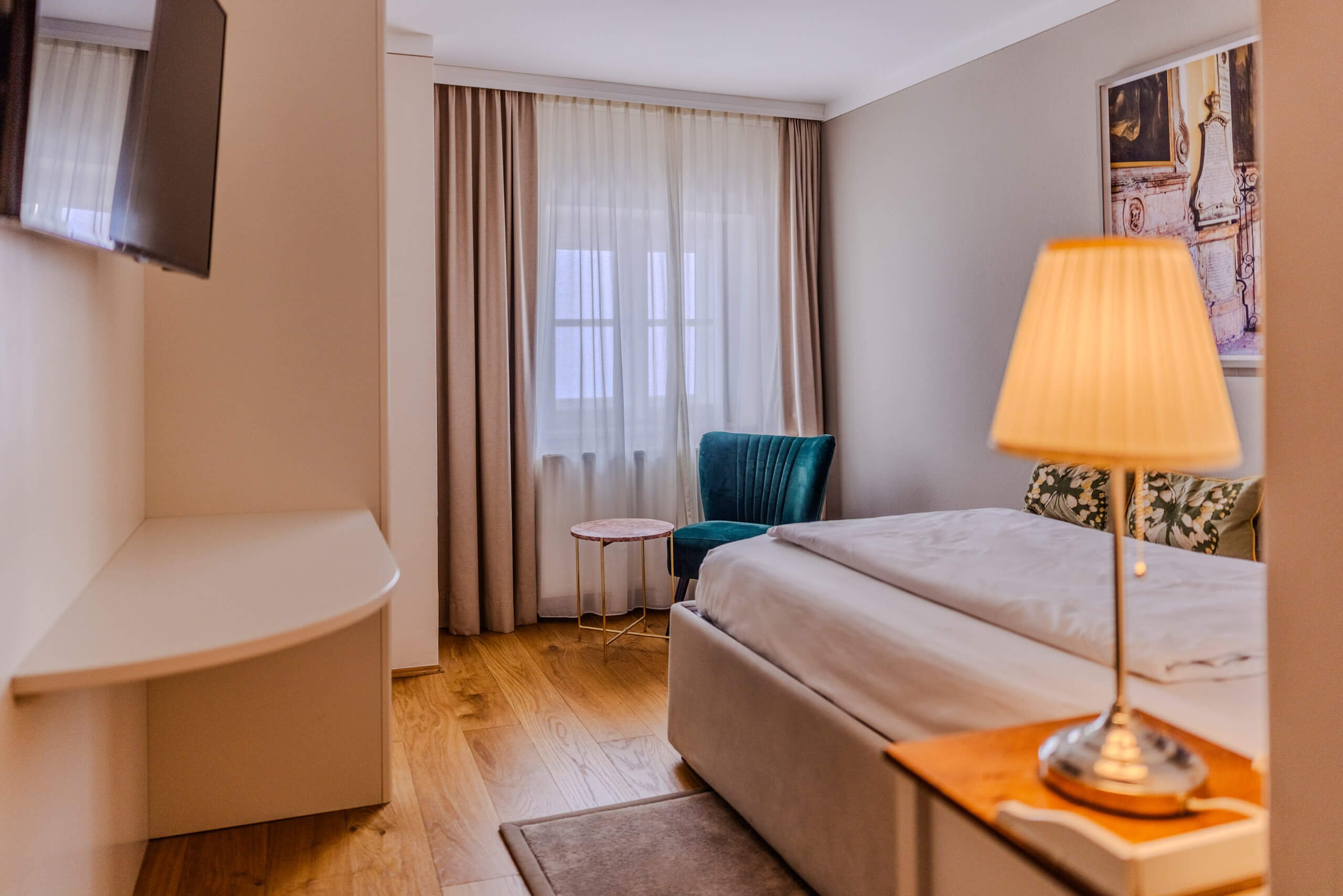 Helles und komfortables Einzelzimmer im Hotel Amadeus mit charmantem Design.
