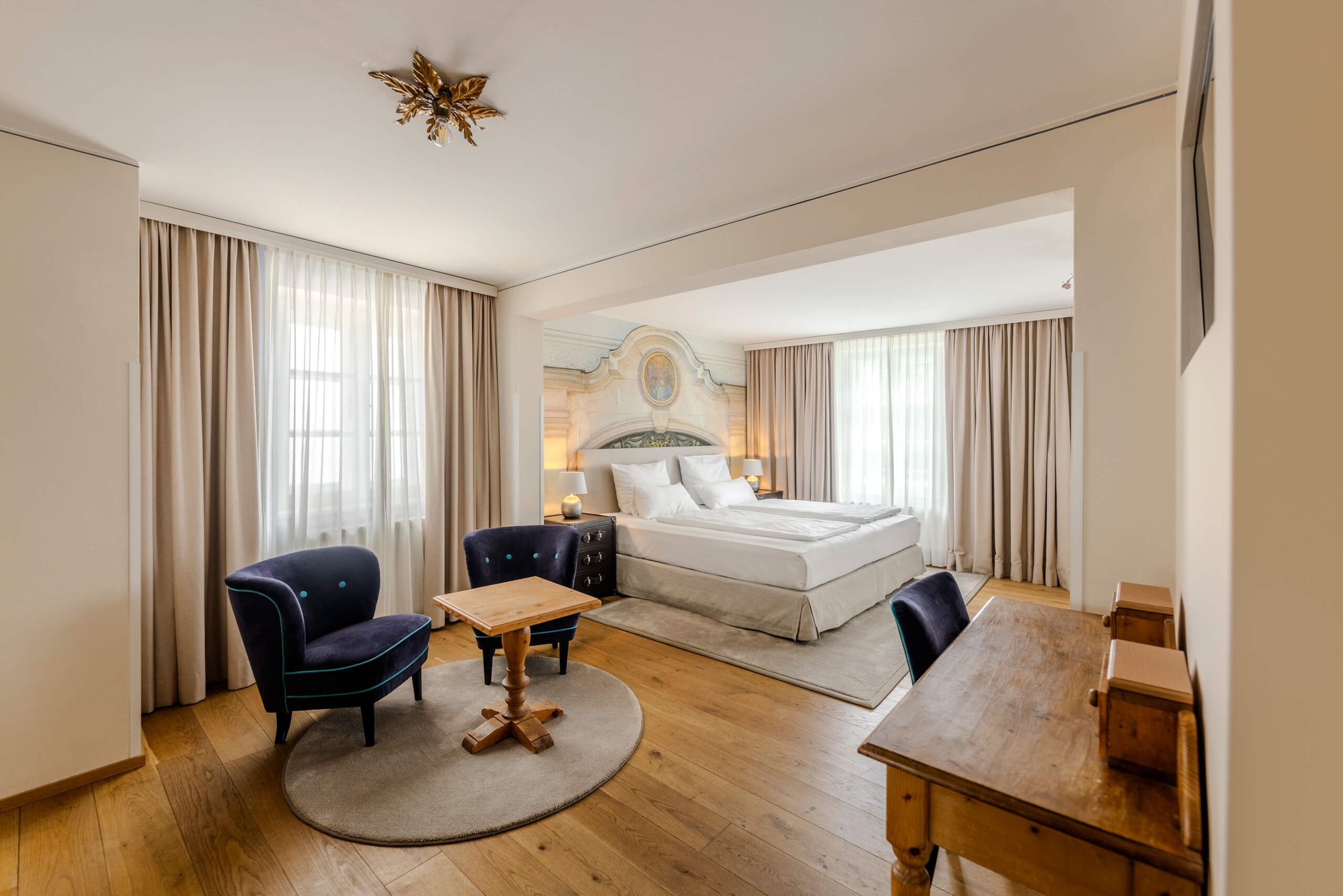 Luxuriöse Juniorsuite mit stilvollem Interieur im Boutiquehotel in Salzburg.