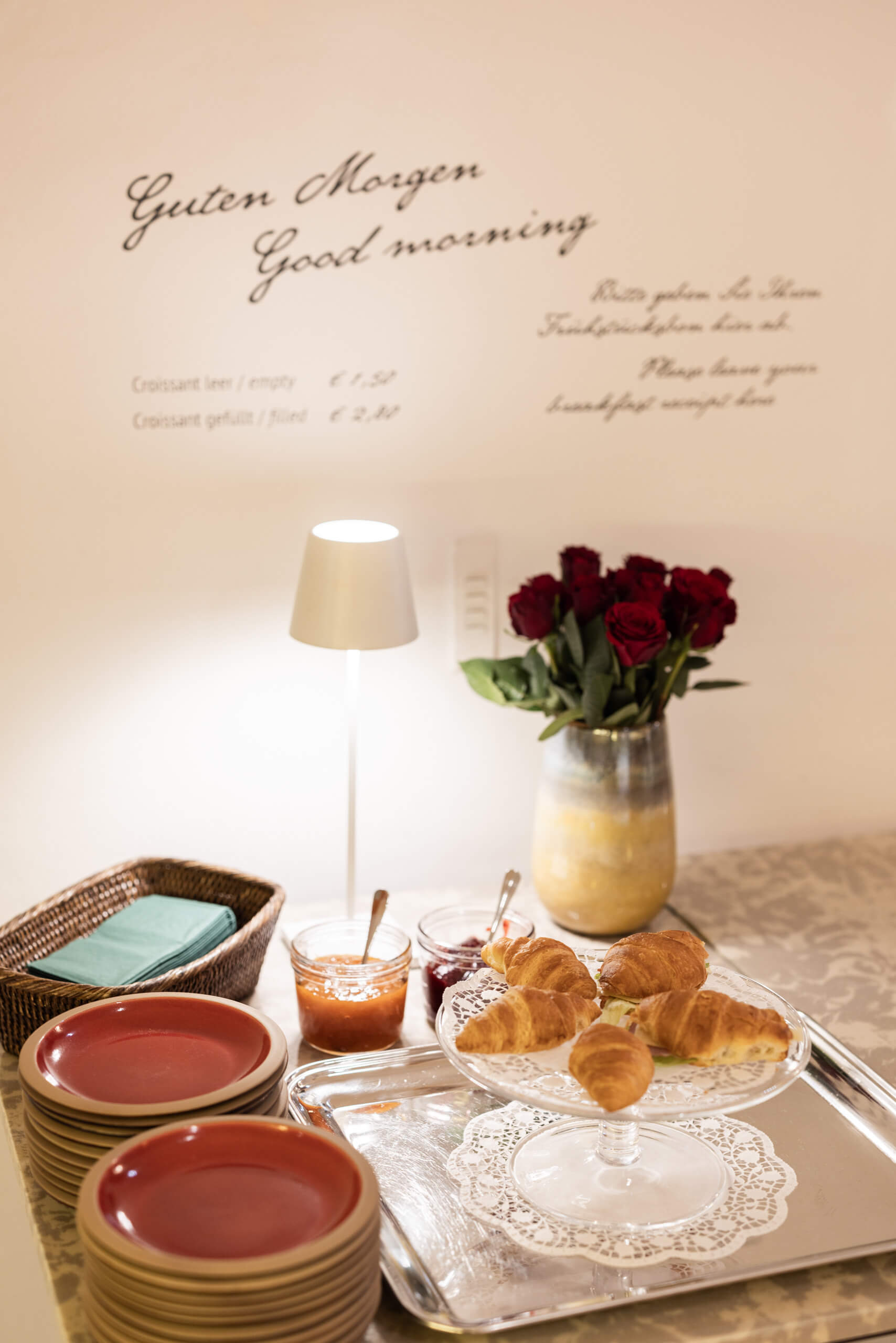 Gemütliche Frühstücksecke mit frischen Croissants im Hotel Amadeus.