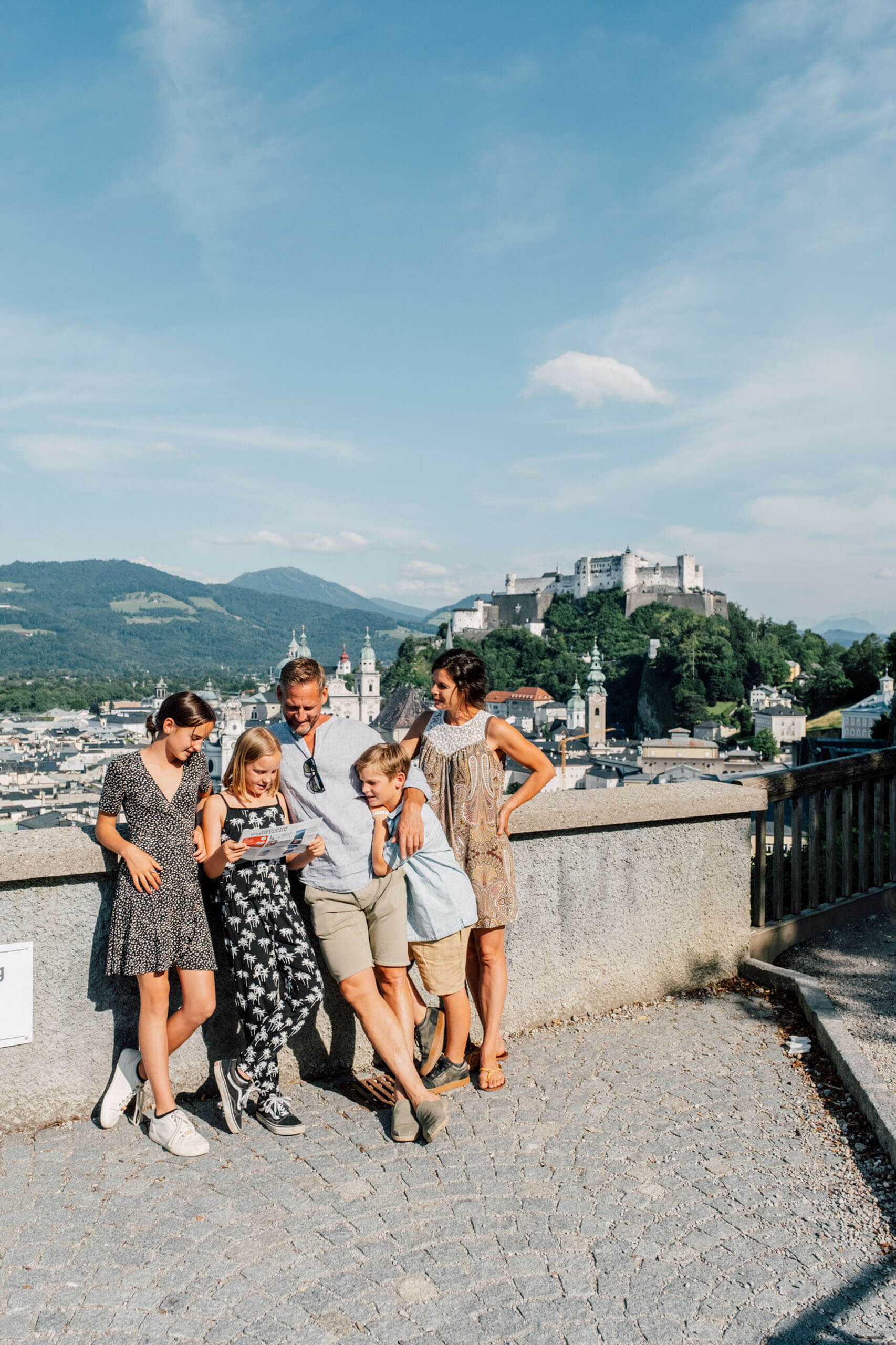 Familie auf Städtetrip in Salzburg beim Erkunden historischer Sehenswürdigkeiten und malerischer Gassen.