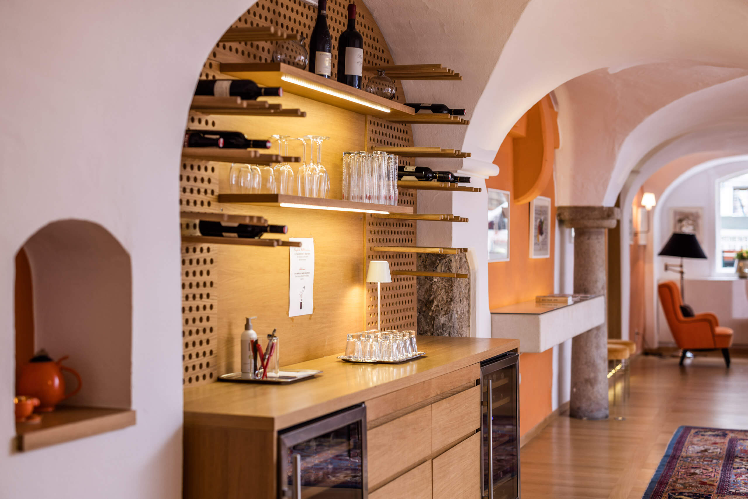Selbstbedienungs-Bar mit erlesenen Drinks für entspannte Abende im Hotel Amadeus.