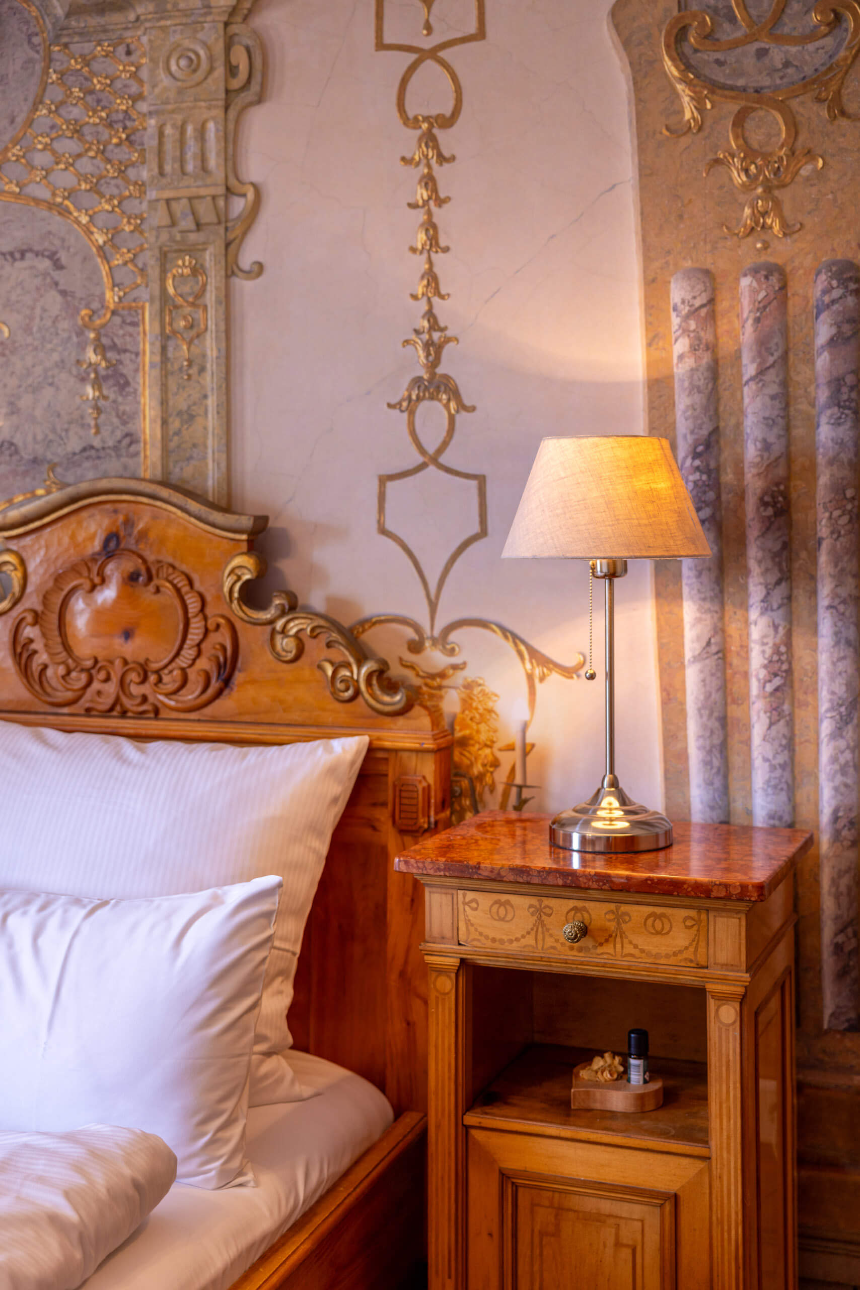 Stilvolles Holzkopfteil als edles Detail im Hotelzimmer des Amadeus.