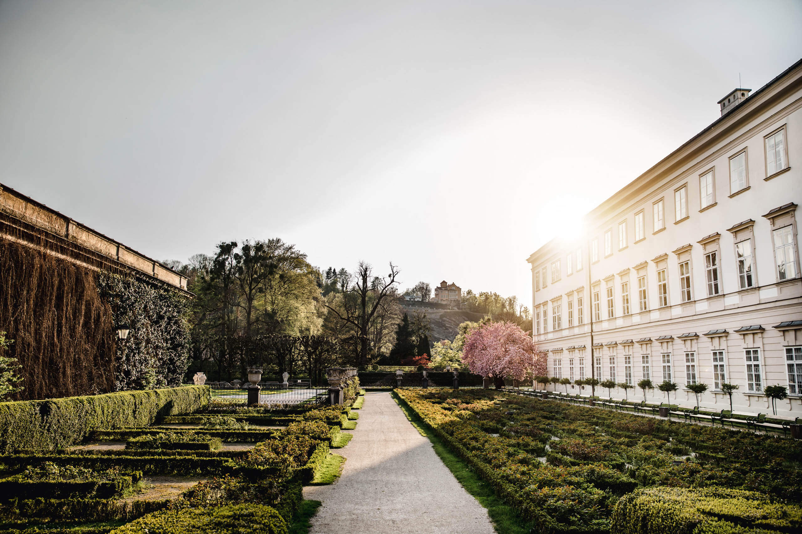Giardini Mirabell nel centro storico di Salisburgo – arte barocca con vista sulla fortezza.