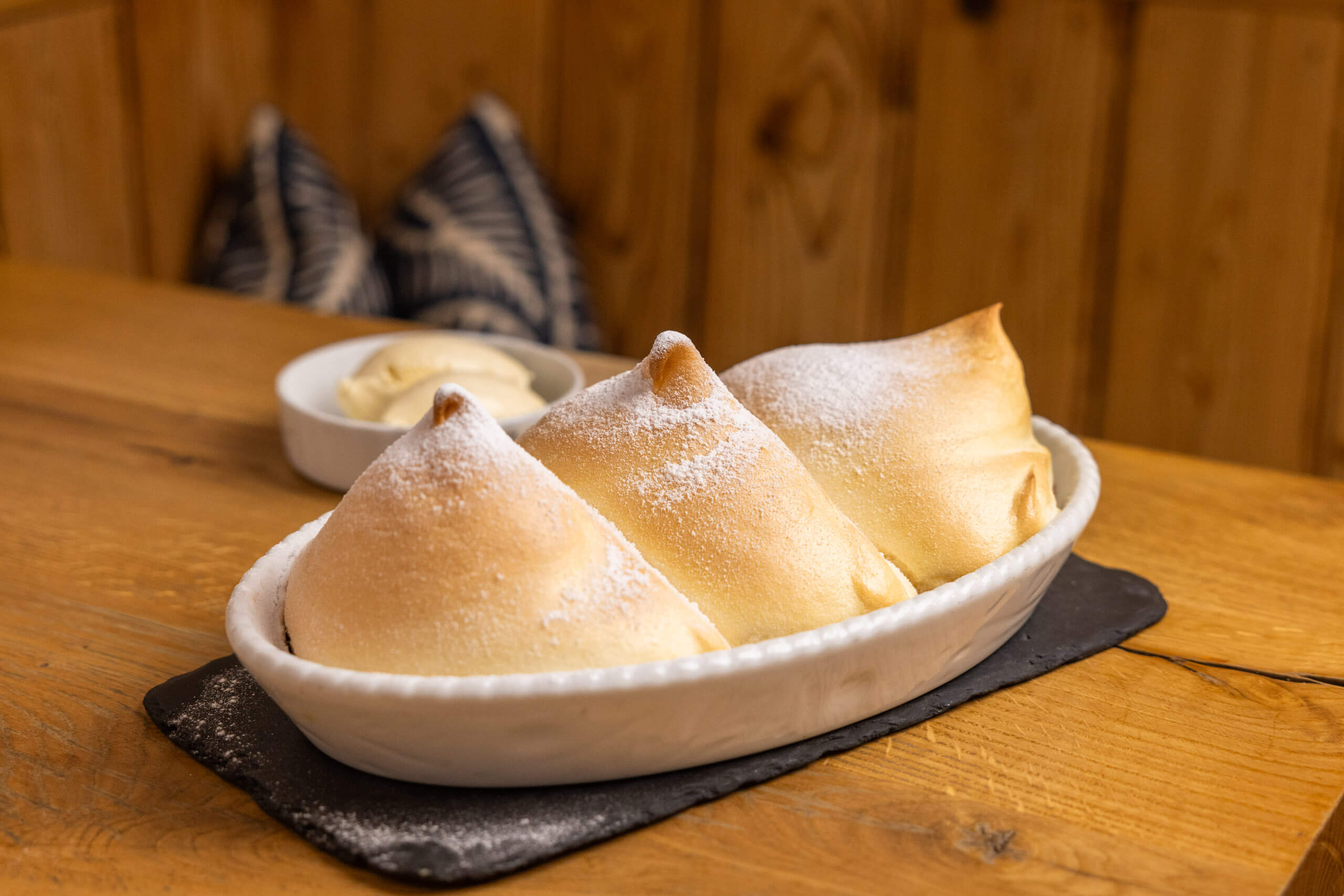 Traditionelle Salzburger Nockerl, serviert im charmanten Gasthof Goldgasse.