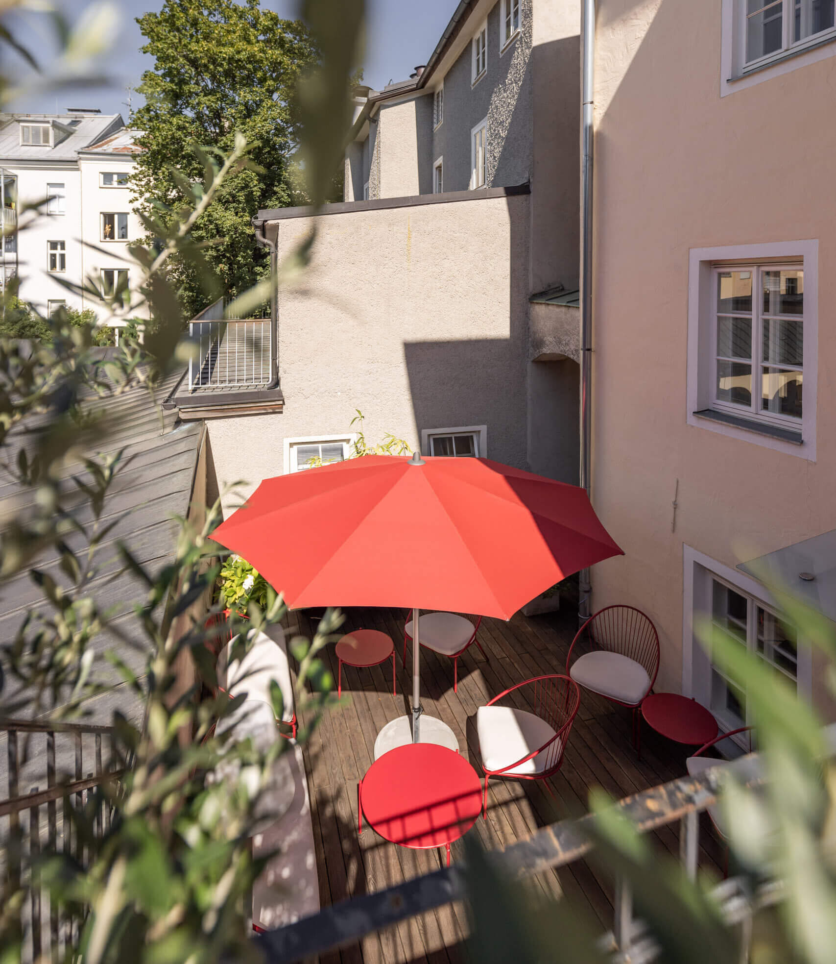 Sonnige Terrasse mitten in der Salzburger Altstadt – ideal zum Verweilen.