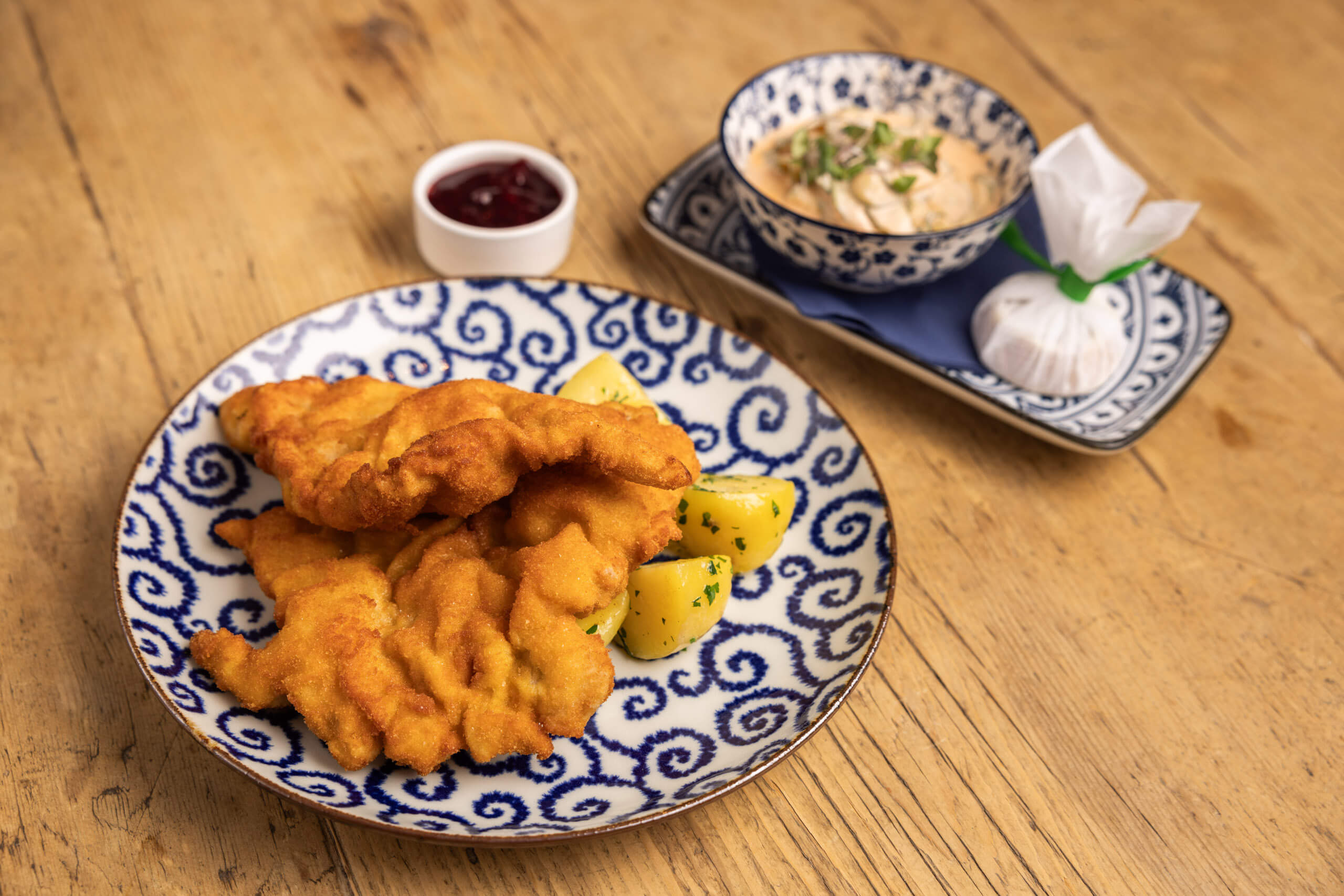 Knuspriges Wiener Schnitzel nach Salzburger Art in der Goldgasse.