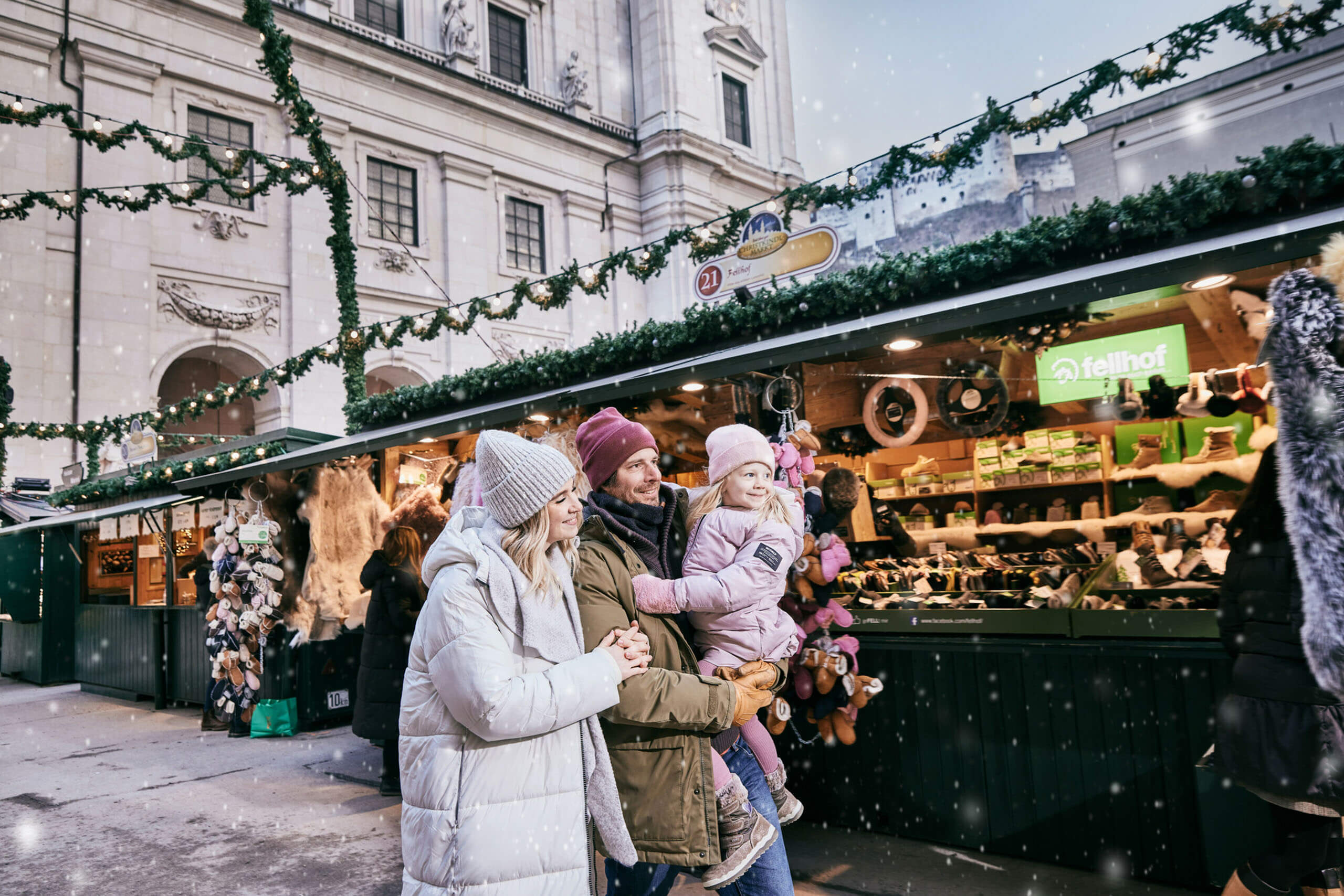 Weihnachtsmarkt in Salzburg mit traditionellen Ständen und festlicher Atmosphäre.