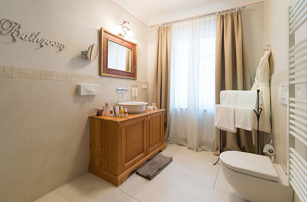 Liebevoll eingerichtetes Badezimmer der Juniorsuite #23 des Familienhotels Amadeus 