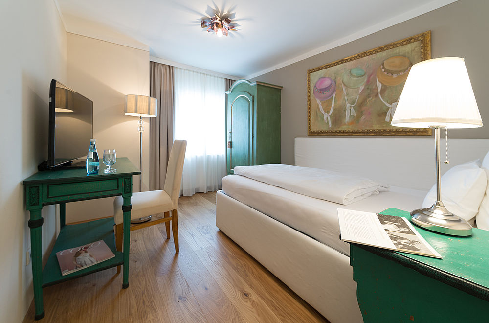 Schickes Einzelzimmer in Grüntönen im Hotel Amadeus