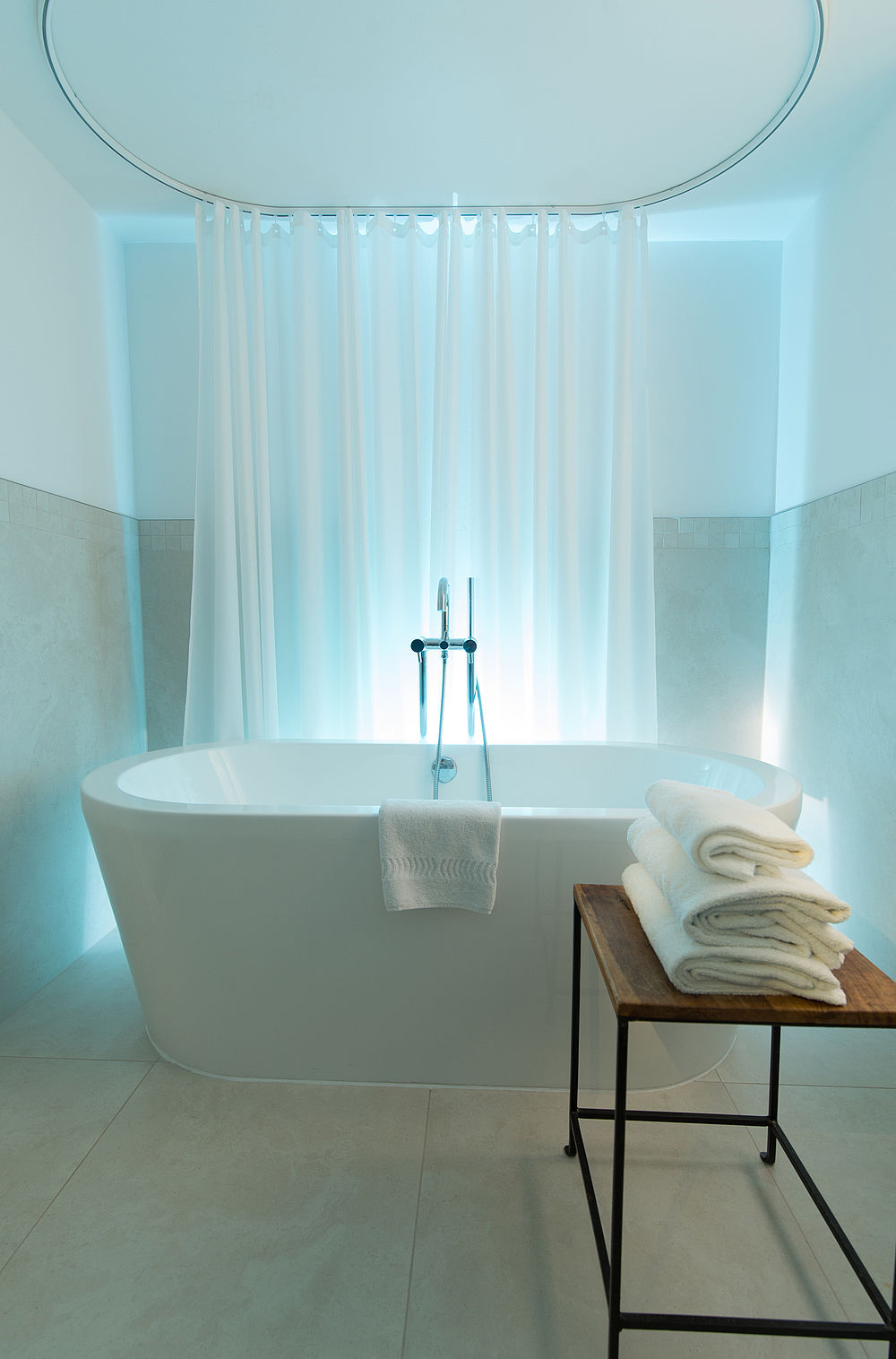 Badezimmer mit freistehender Badewanne im Doppelzimmer #35 im Hotel Amadeus