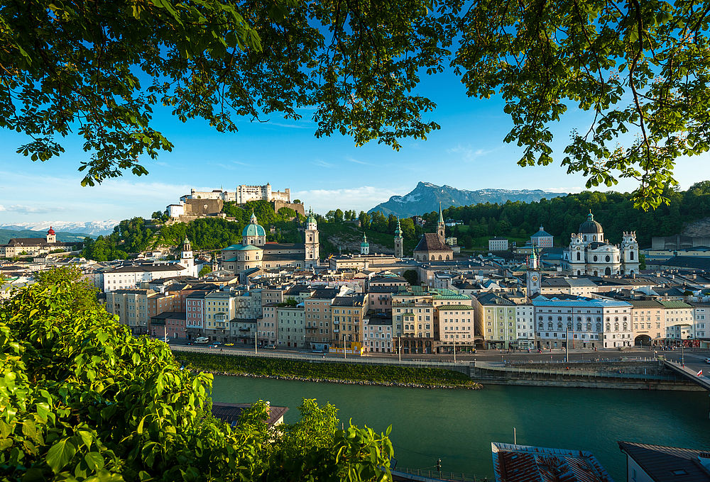 Panoramablick auf die Stadt Salzburg im Frühling mit Bergen im Hintergrund