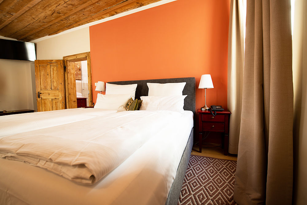 Blick auf das frisch gemachte Bett im Doppelzimmer im Hotel Amadeus